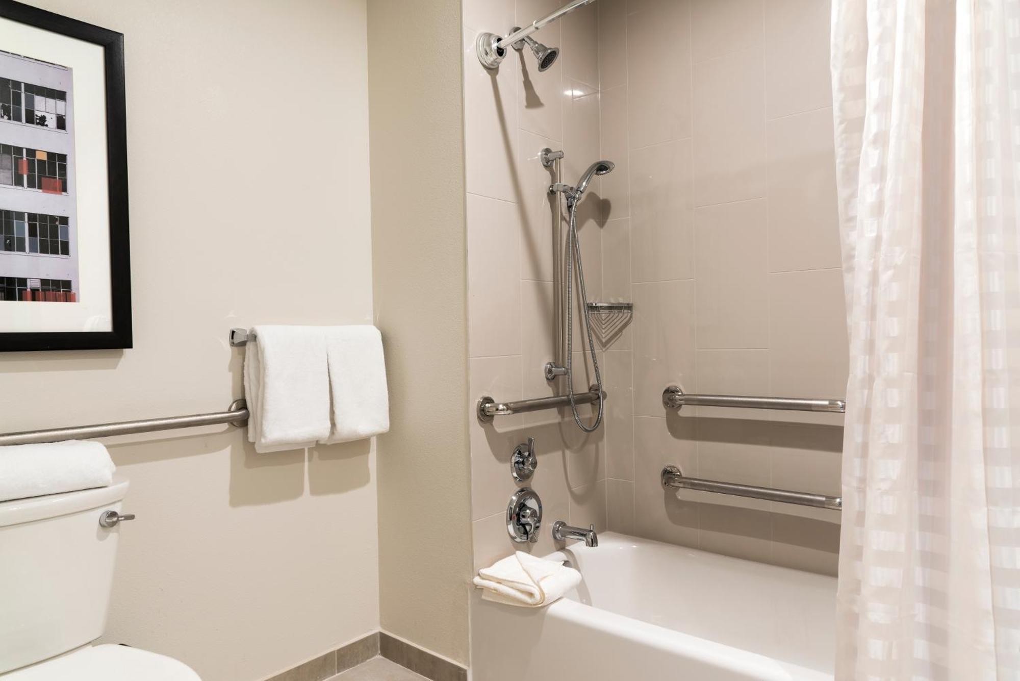 Zimmer mit Kingsize-Bett und barrierefreier Badewanne
