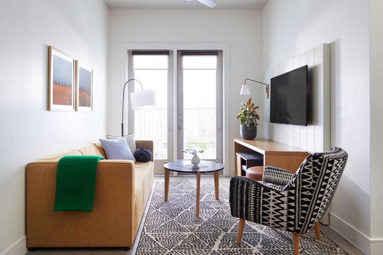 1 Bedroom Designer Furnished Apt East Austin,1267923283:JPEG