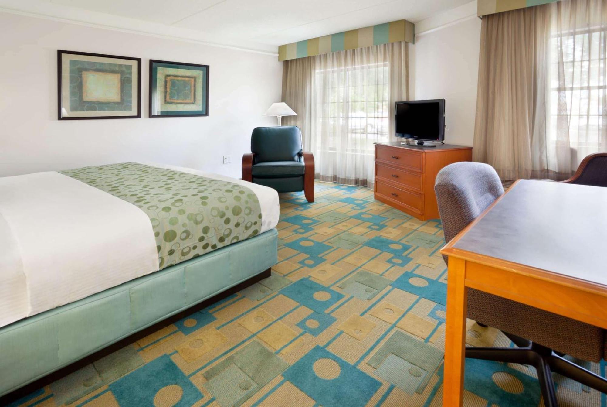 King Room with Bath Tub - Mobility/Hearing Accessible - Non-Smoking,1021889773:JPEG