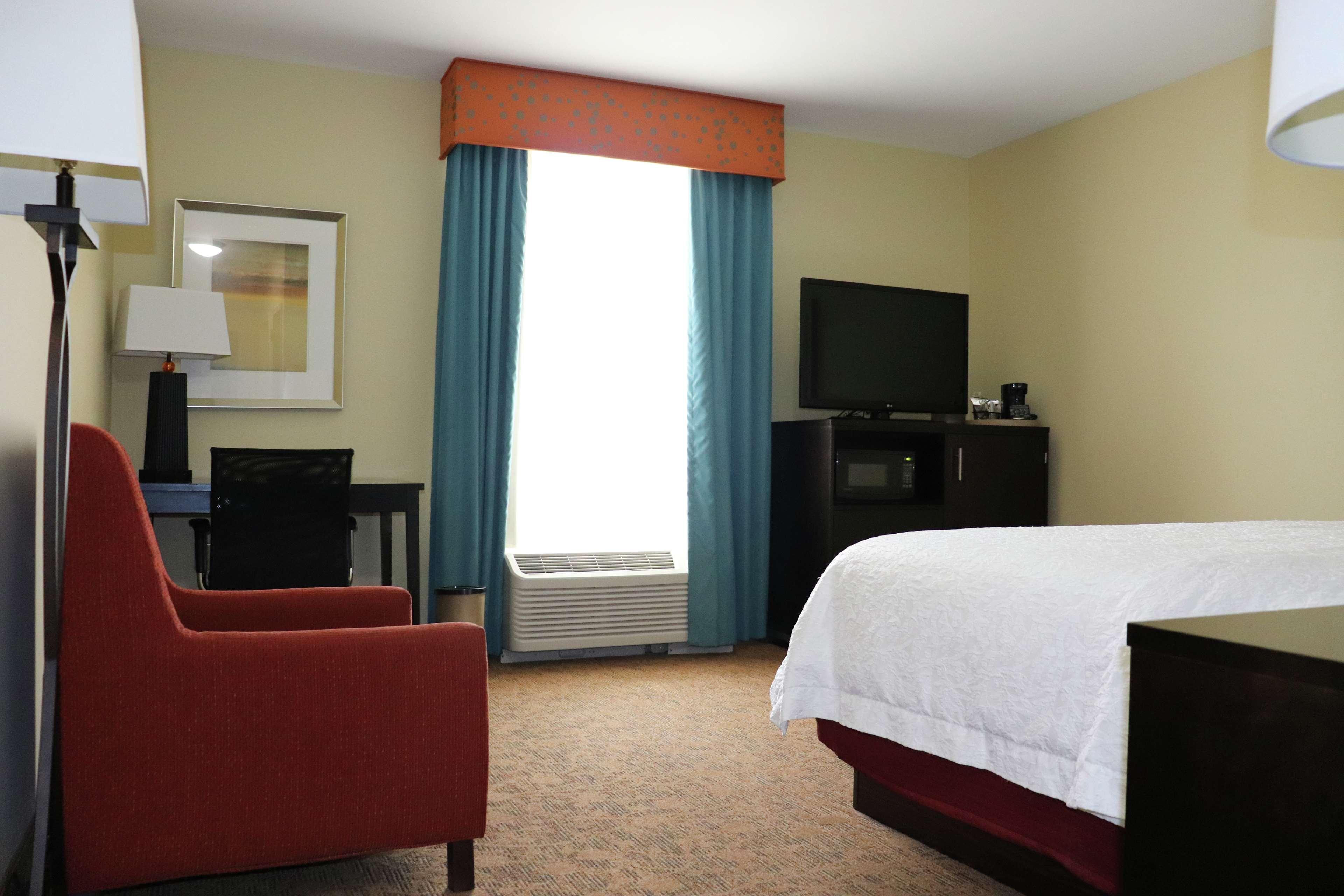 Zimmer mit Kingsize-Bett und Badewanne - barrierefrei