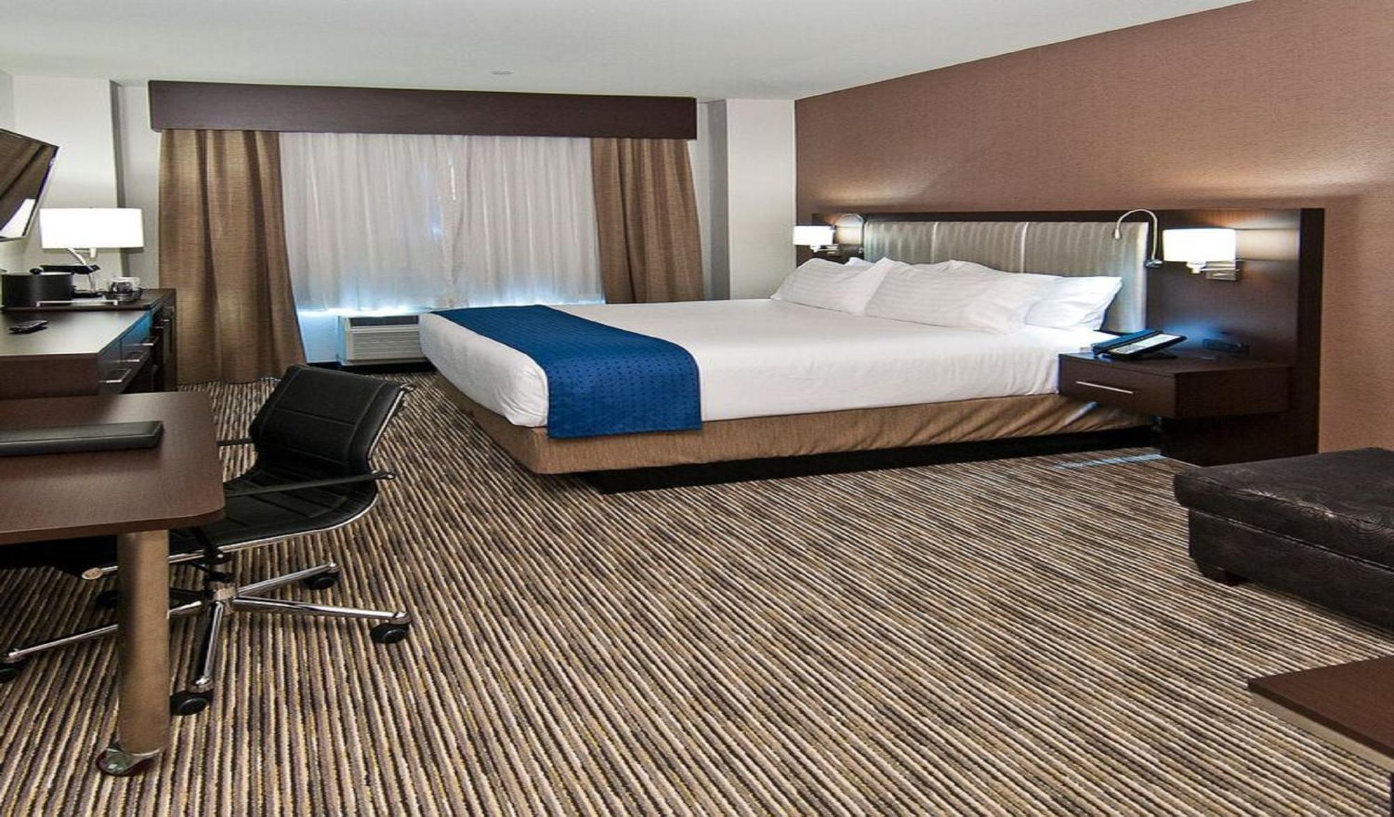 Deluxe King Room with Hearing Accessible Trans Shower - Non-Smoking