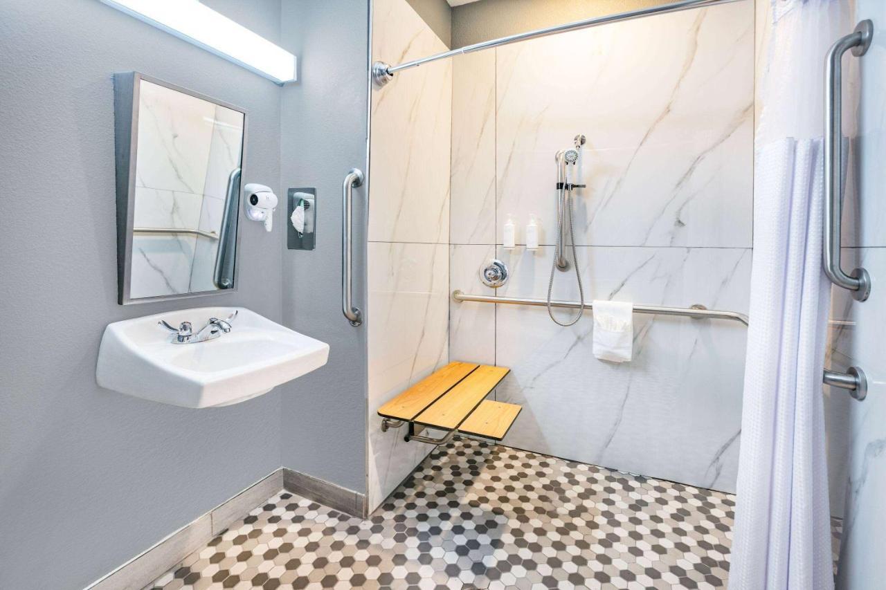 1 Queen Bed, Mobility/Heairing Accessible Room, Roll-In Shower, Non-Smoking