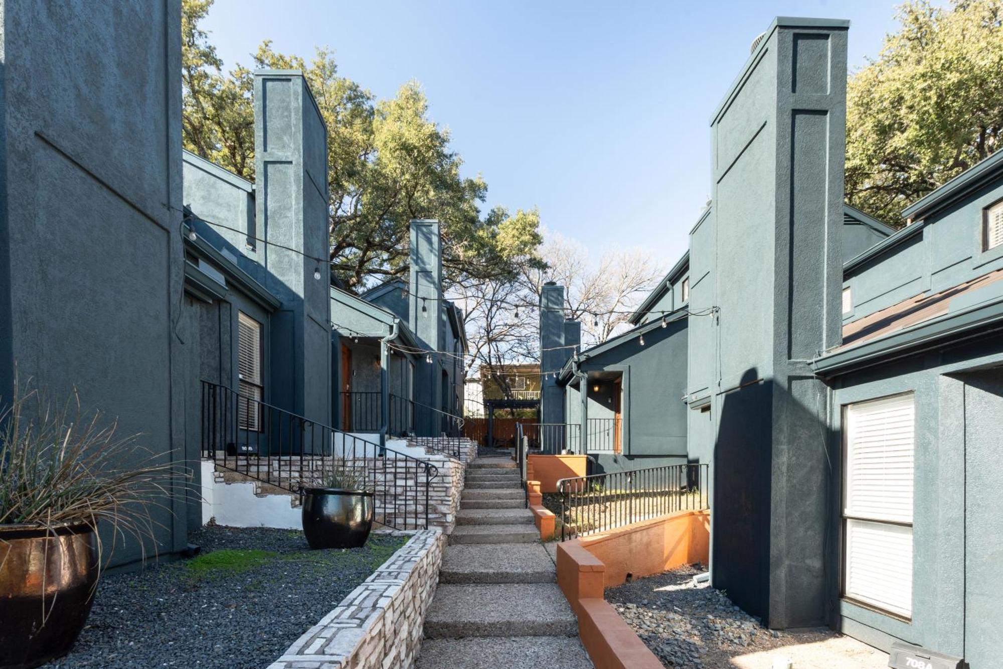 Two Bedroom Townhome - Two Queens