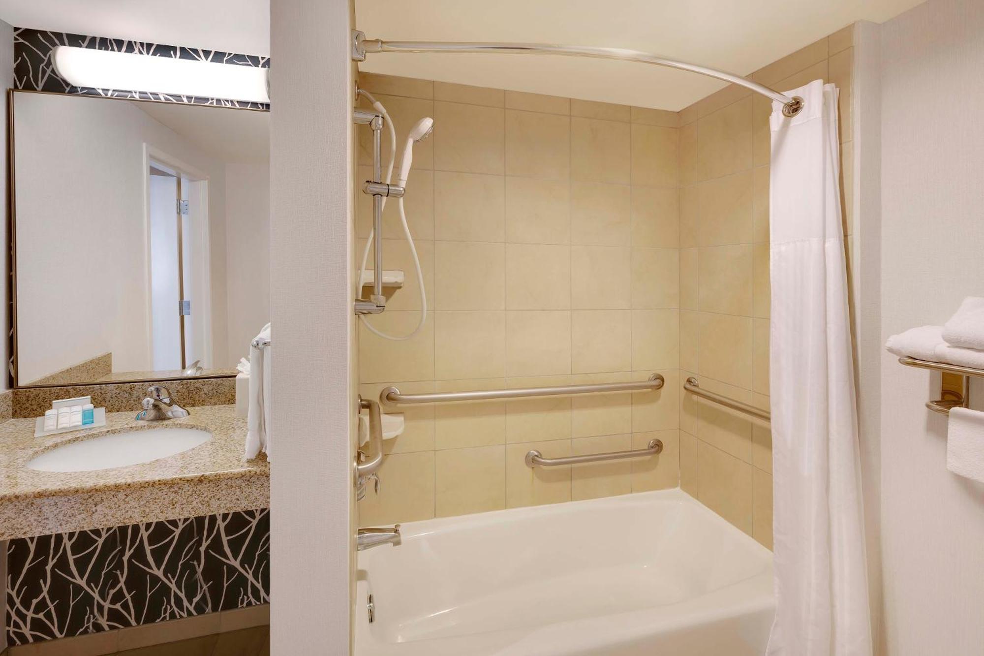 King Room Tub Mobility Hearing Access,1552158490:JPEG