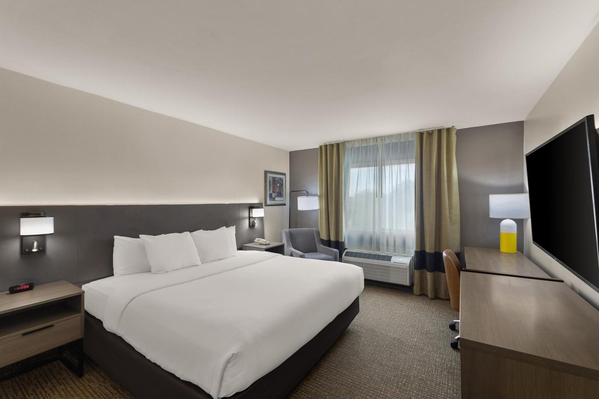 Queen Room Accessible or Nonsmoking