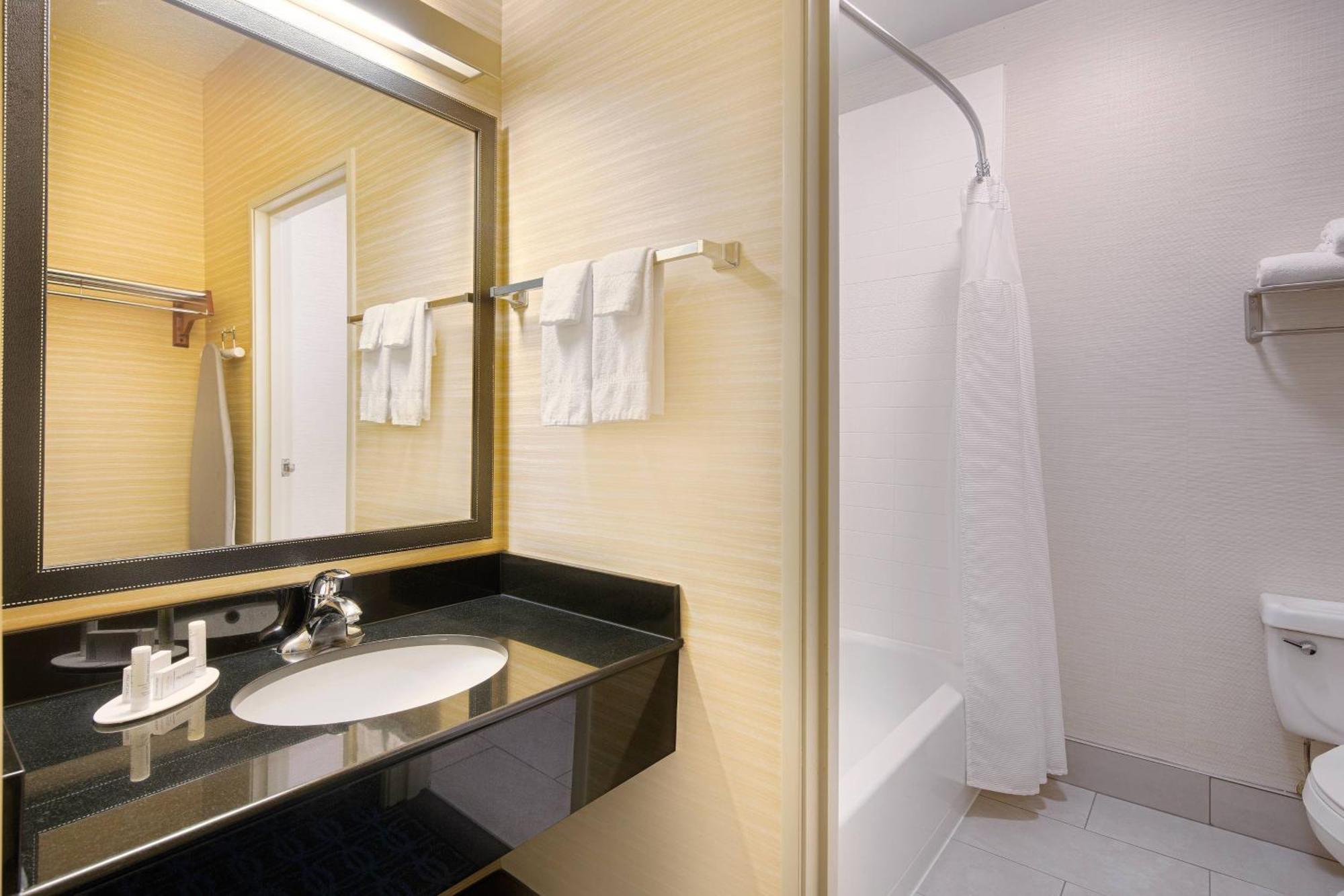 Studio with King Bed, Bathtub and Sofa Bed - Mobility Access