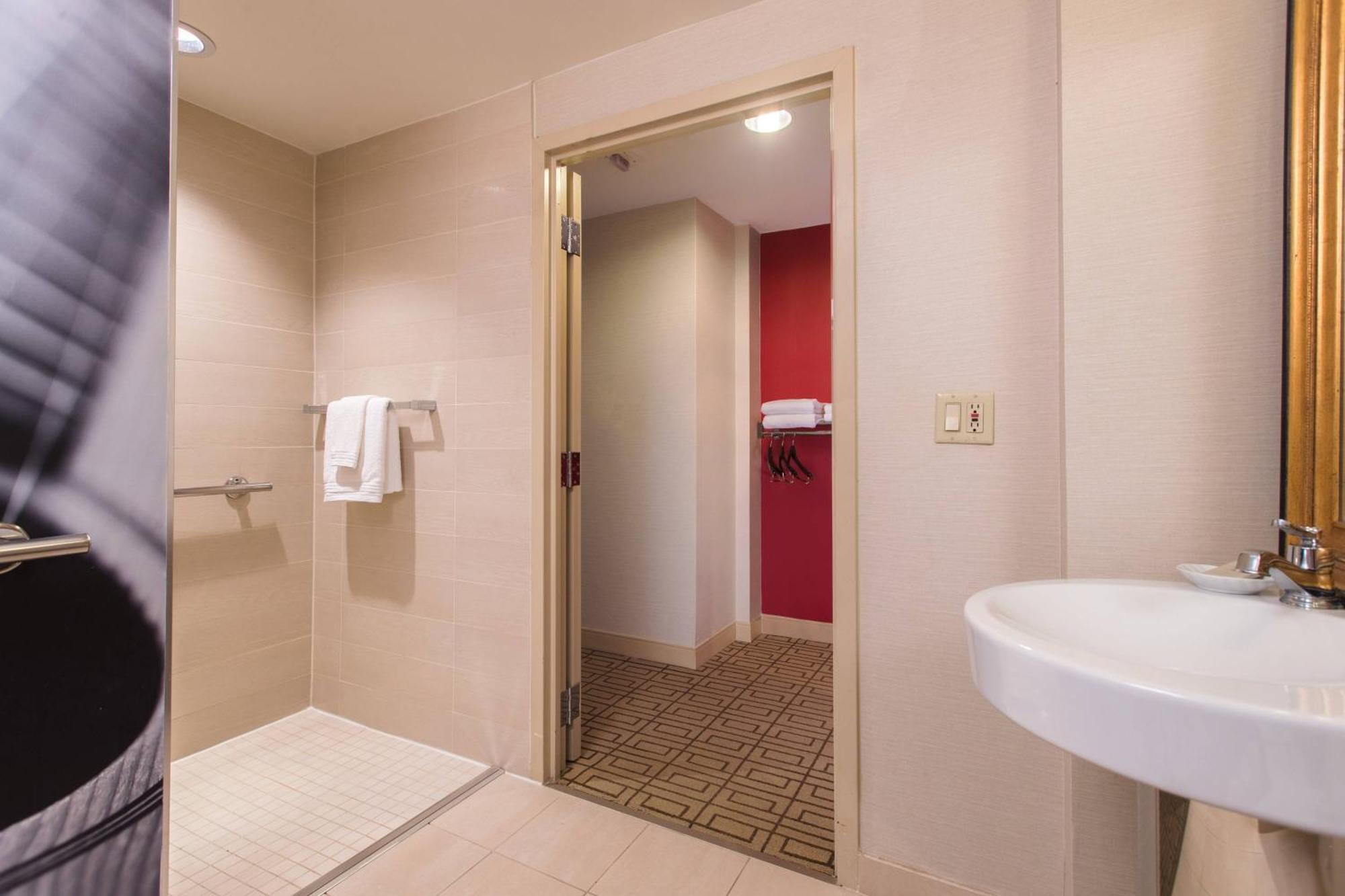 King Room Adapted Tub Atrium View Mobility Hearing Accessible,1773728475:JPEG