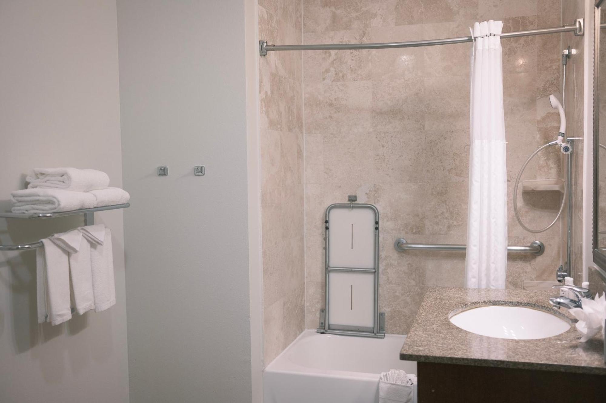 One-Bedroom Queen Room - Communication/Mobility Accessible with Tub