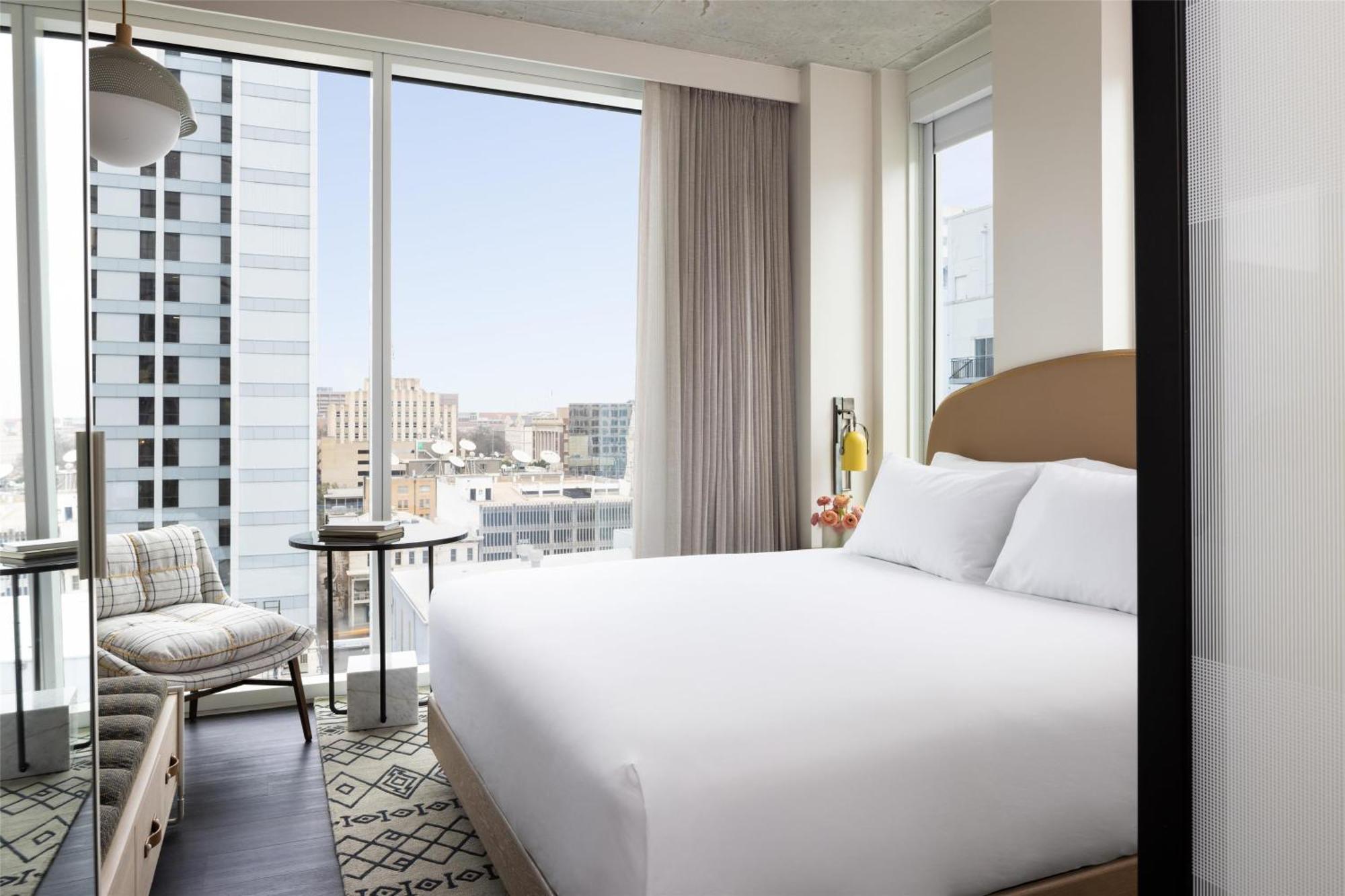 Eckzimmer mit Kingsize-Bett und Stadtblick