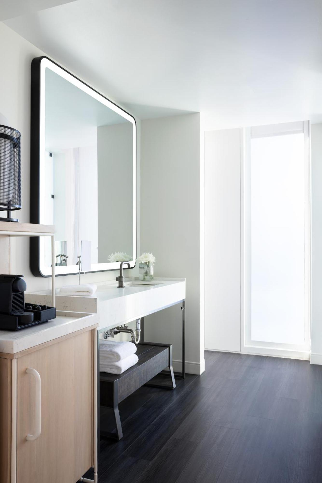 Deluxe King Room City View