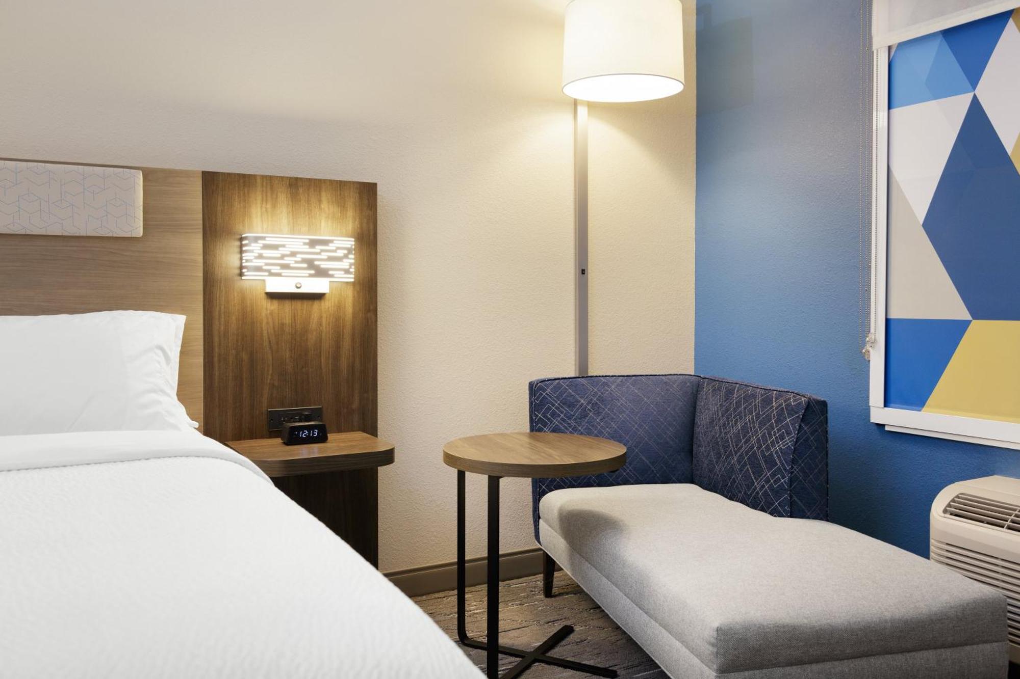 Standard King Room - Communications Accessible