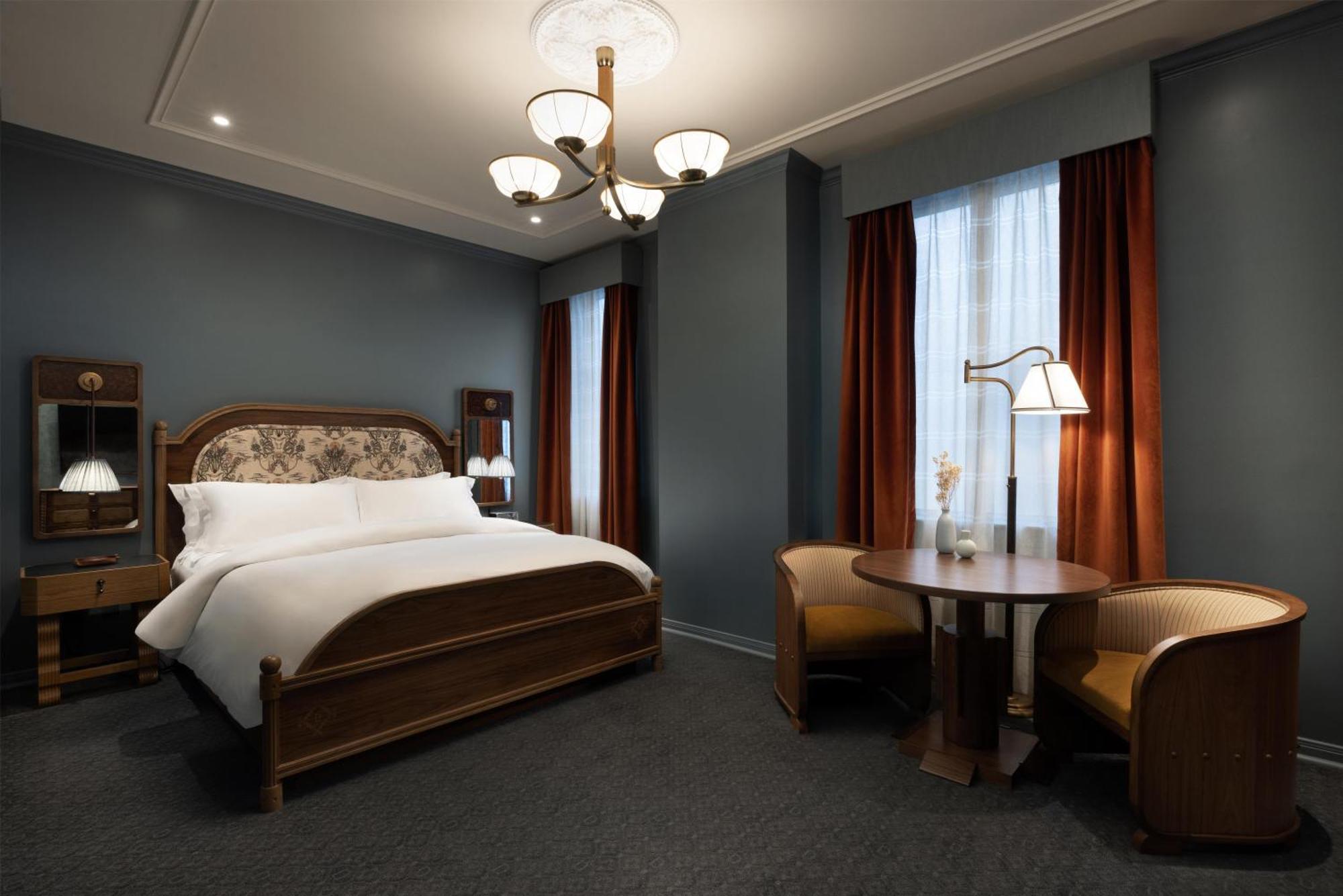 Zimmer mit Kingsize-Bett und Stadtblick