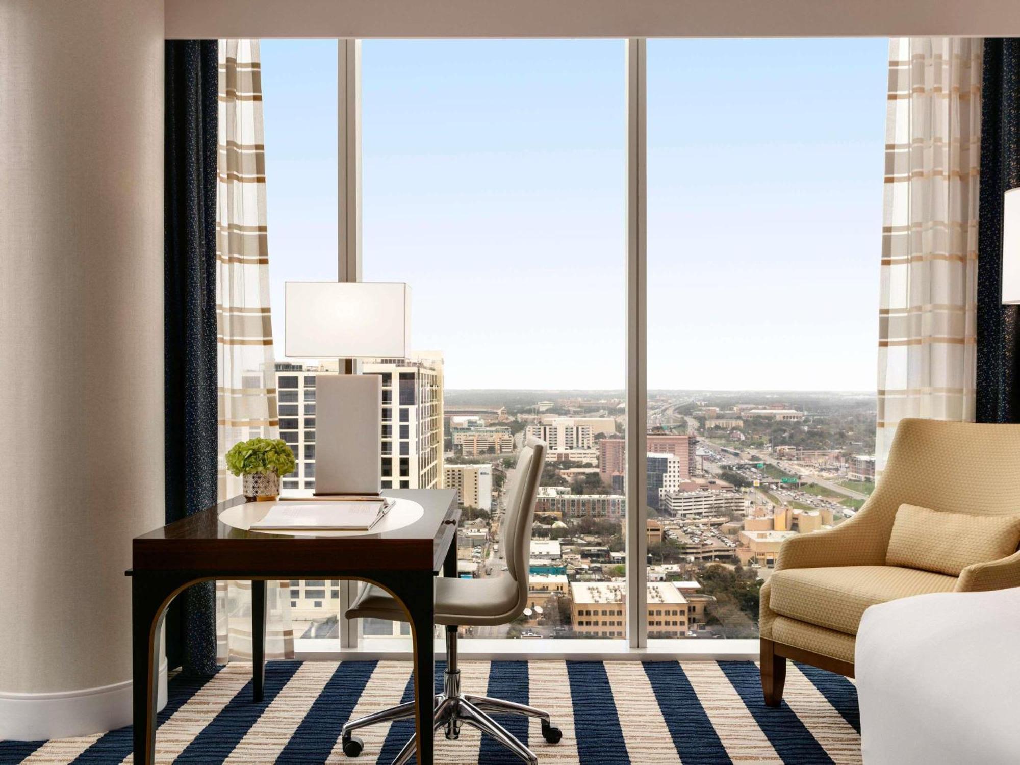 Signature Corner Queen Room Two Queen Beds Skyline View