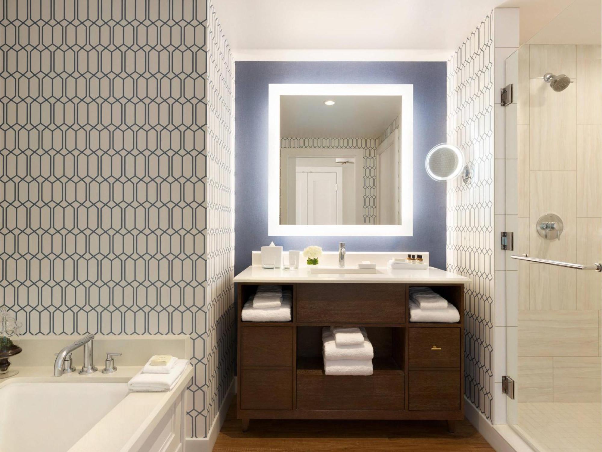 Signature Corner Queen Room Two Queen Beds Skyline View