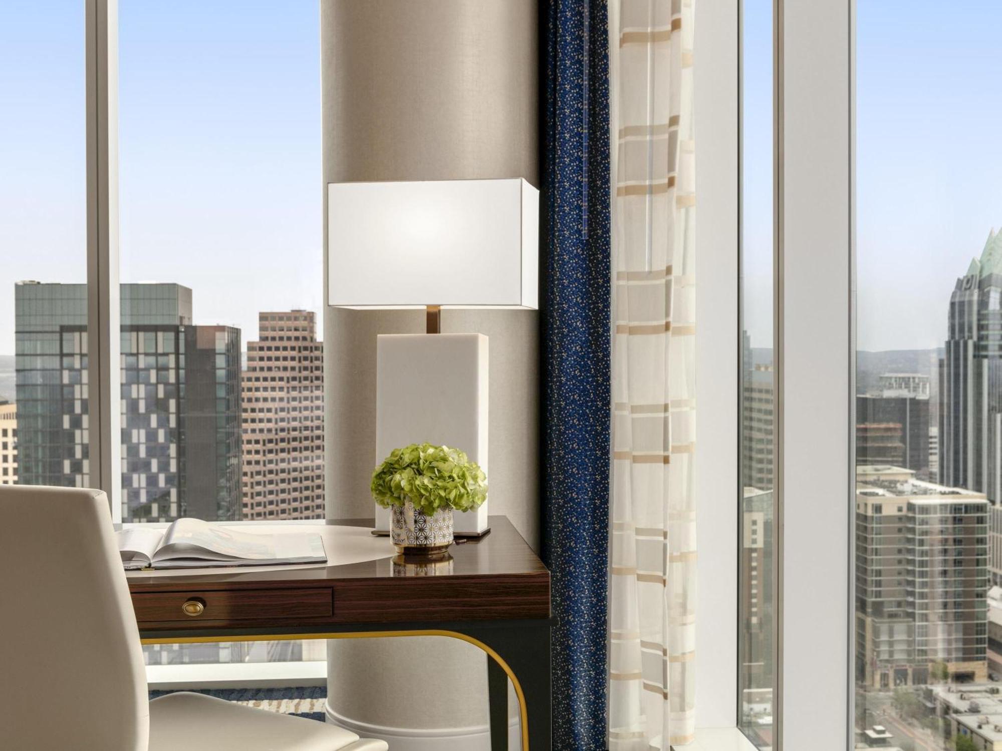 Signature Corner Queen Room Two Queen Beds Skyline View
