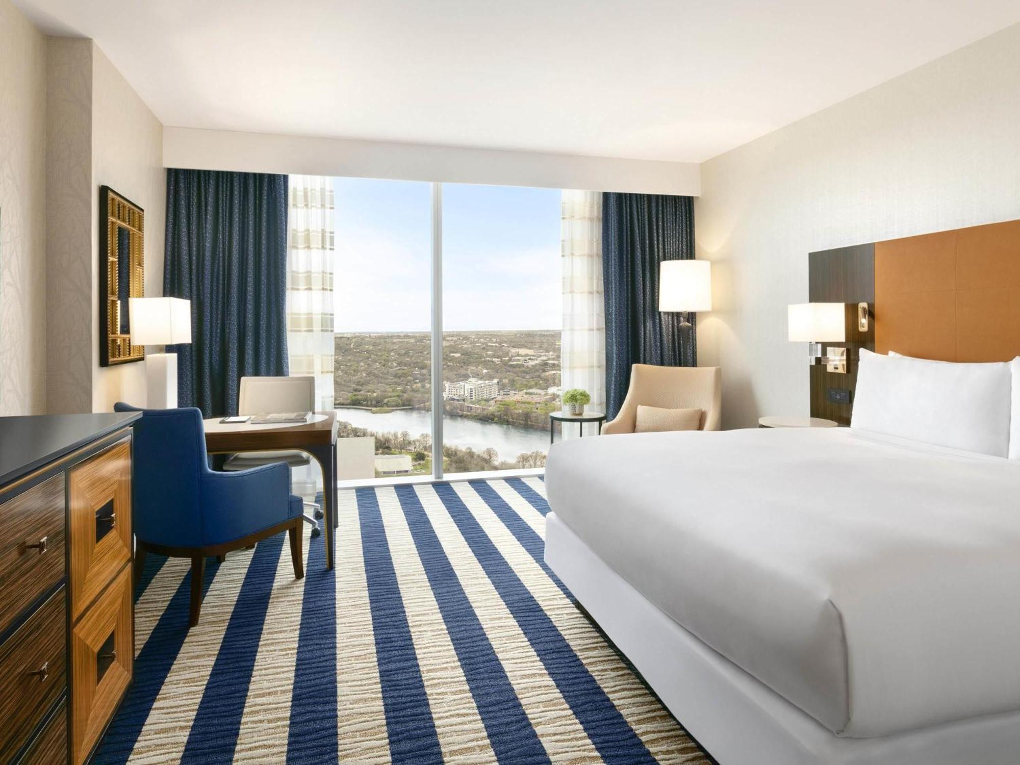 Fairmont Room 1 King Bed Accessible Shower