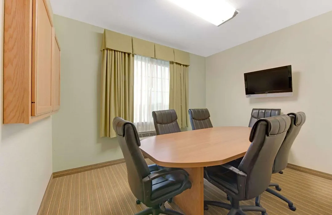 Super 8 By Wyndham Austin/Airport North-1