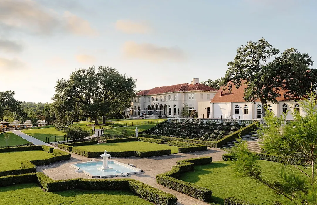 Commodore Perry Estate, Auberge Collection-1