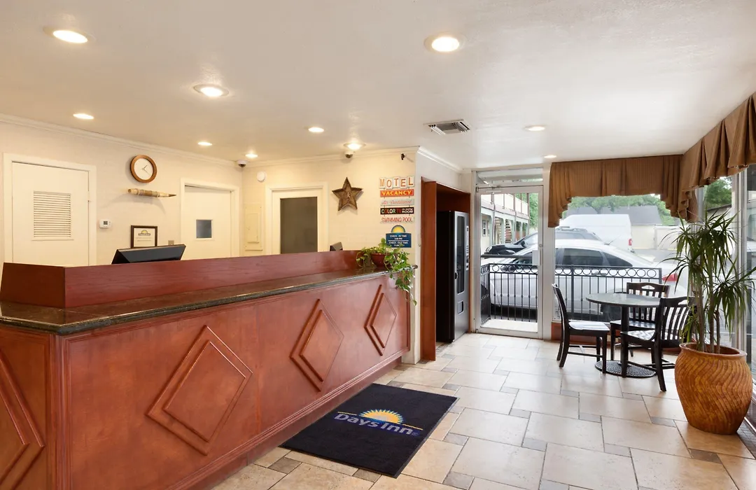 Days Inn By Wyndham Austin/University/Downtown-1