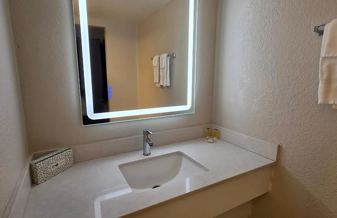Super 8 By Wyndham Austin South I-35-1