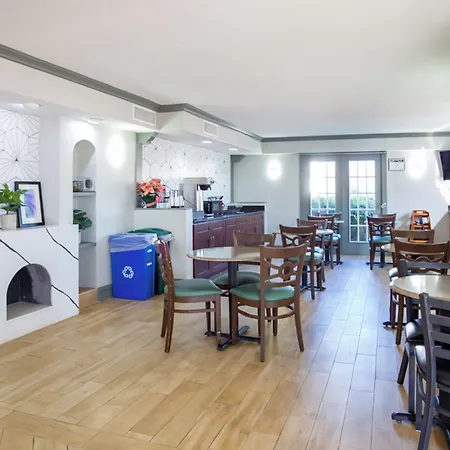 Baymont By Wyndham Austin University Area-3